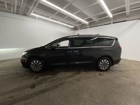Used 2021 Chrysler Pacifica Touring-L FWD image 3