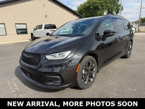 Used 2023 Chrysler Pacifica Touring-L w/ S Appearance Package FWD image 1