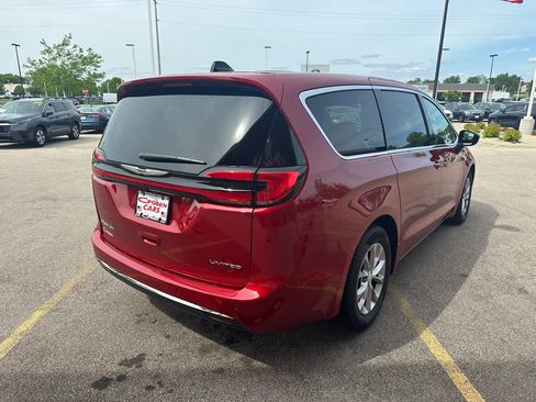 Used 2026 Chrysler Pacifica Limited FWD image 5