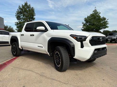 Used 2025 Toyota Tacoma TRD Off-Road AWD/4WD image 4