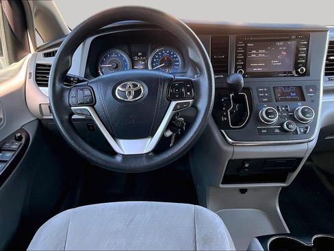 Used 2018 Toyota Sienna LE AWD/4WD image 5