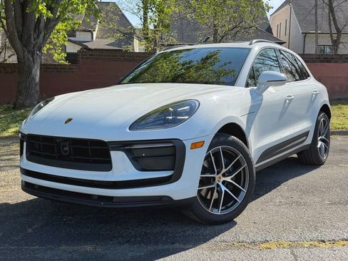 Certified 2025 Porsche Macan image 1