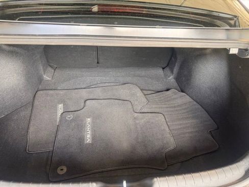Used 2023 Hyundai Elantra Limited FWD image 12