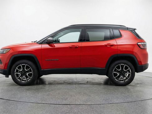 Used 2025 Jeep Compass Trailhawk AWD/4WD image 5
