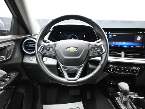 Used 2025 Chevrolet Trax LT w/ LT Convenience Package FWD image 15