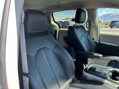 Used 2024 Chrysler Pacifica Touring-L FWD image 18
