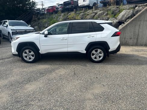 Used 2021 Toyota RAV4 XLE AWD/4WD image 3