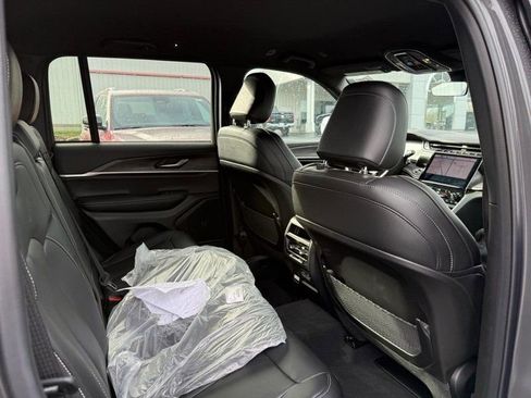 New 2025 Jeep Grand Cherokee Limited w/ Black Appearance Package image 6