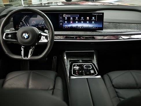 Used 2025 BMW 740i w/ Premium Package image 27