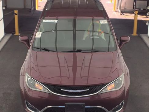 Used 2018 Chrysler Pacifica Touring-L FWD image 2