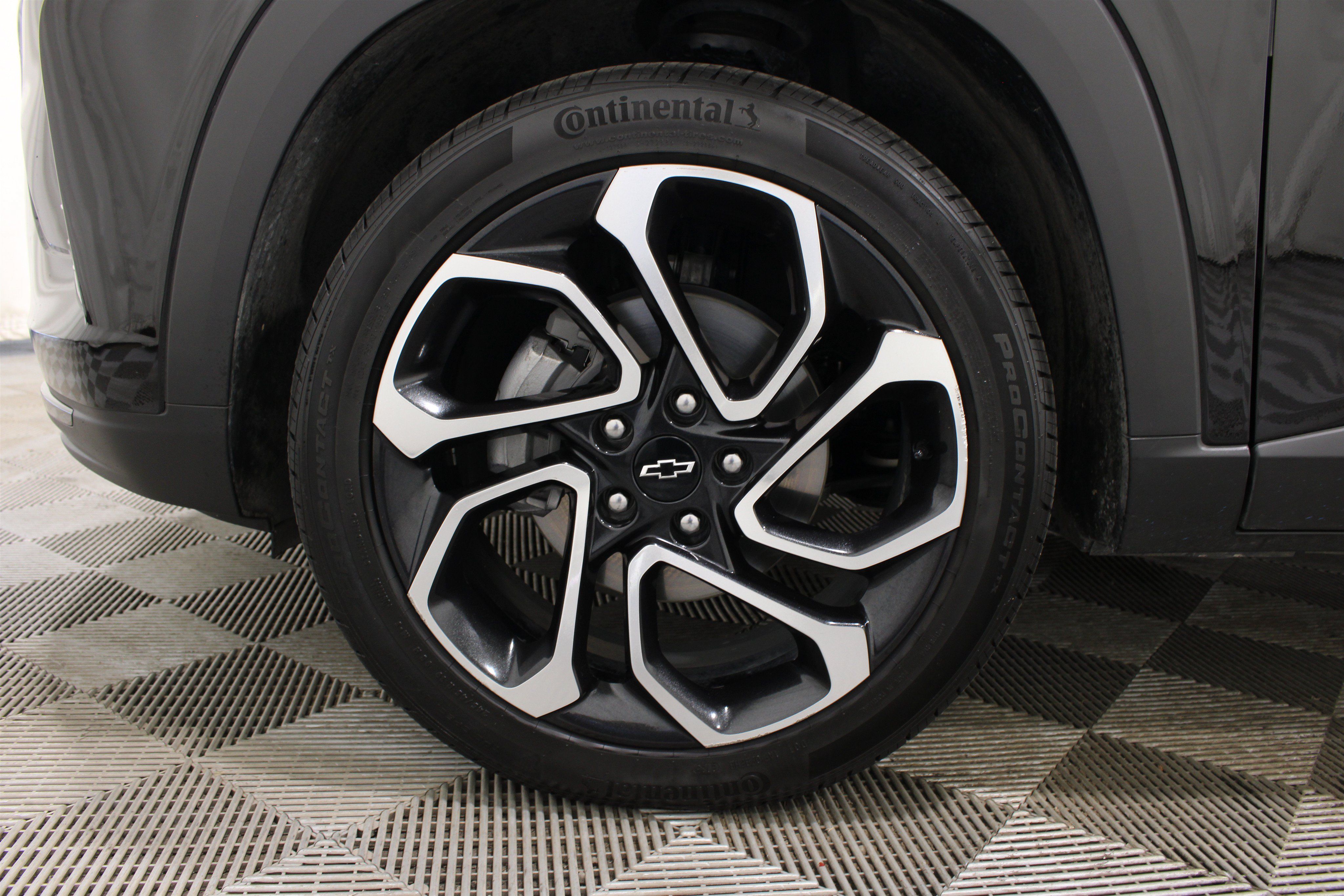 Used 2025 Chevrolet Trax RS w/ Sunroof Package FWD image 36