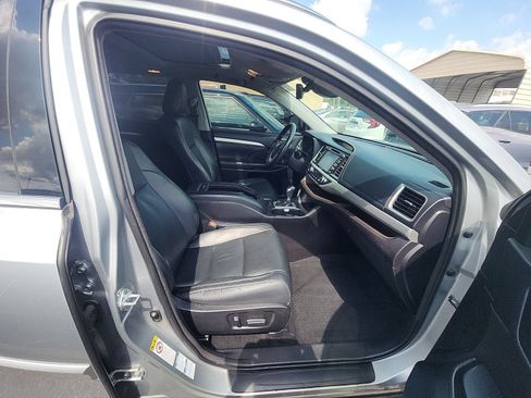 Used 2018 Toyota Highlander XLE AWD/4WD image 2