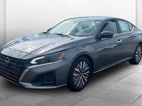 Used 2025 Nissan Altima 2.5 SV FWD image 13