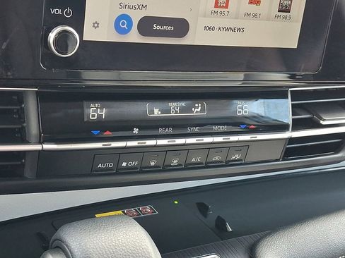 Used 2025 Toyota Sienna LE FWD image 16