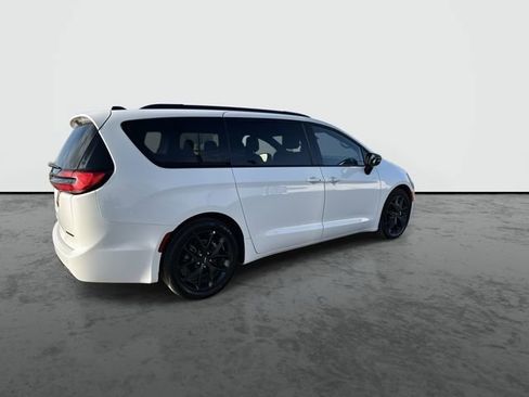 Used 2025 Chrysler Pacifica Limited image 8