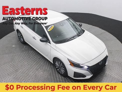 Used 2025 Nissan Altima 2.5 SV FWD image 3