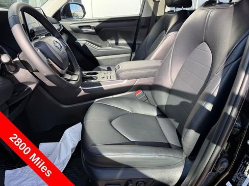 Used 2025 Toyota Highlander XLE AWD/4WD image 16