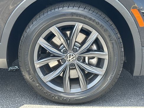 Used 2022 Volkswagen Tiguan SE w/ Panoramic Sunroof Package AWD/4WD image 23