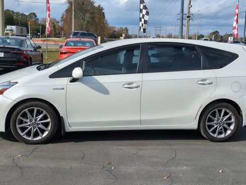 Used 2017 Toyota Prius V image 5
