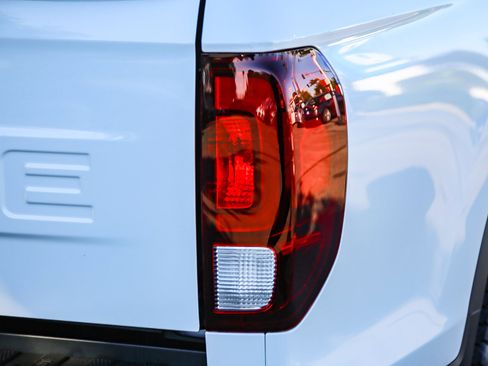 New 2025 Honda Ridgeline Black Edition image 9