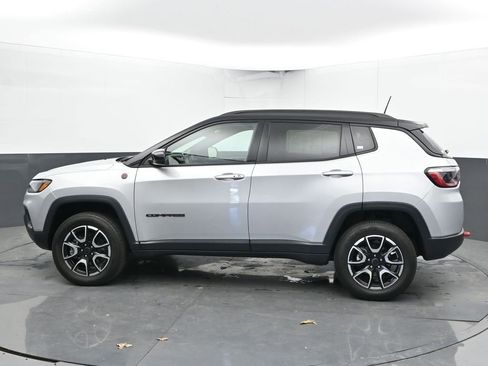 Used 2025 Jeep Compass Trailhawk AWD/4WD image 8