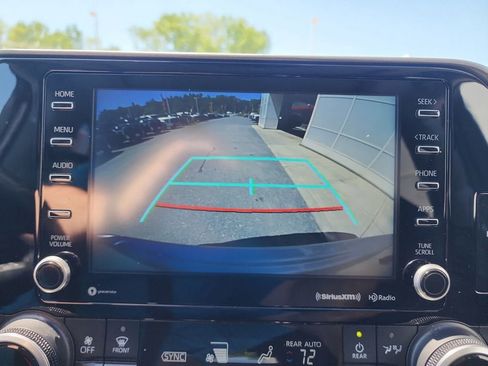 Used 2021 Toyota Highlander XLE AWD/4WD image 18
