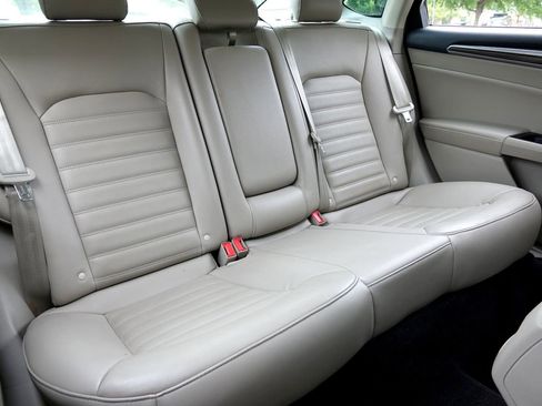 Used 2018 Ford Fusion SE w/ Fusion SE Technology Package image 11