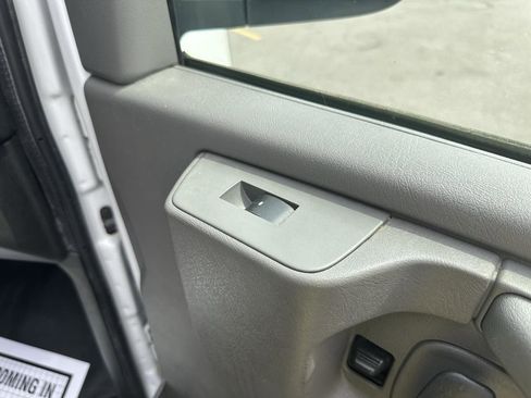 Used 2015 Chevrolet Express 2500 image 24