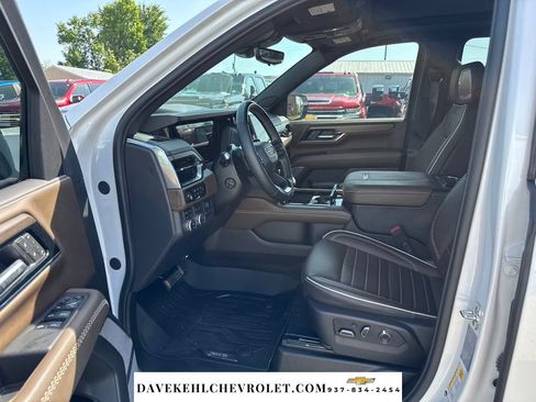 Used 2025 GMC Yukon XL Denali Ultimate w/ LPO, Illumination Package AWD/4WD image 10