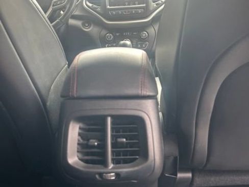Used 2017 Jeep Cherokee Trailhawk AWD/4WD image 28