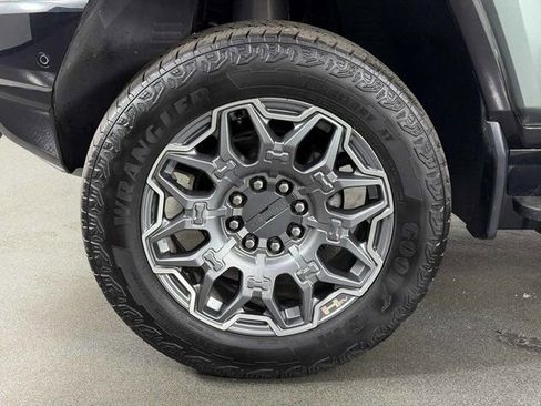 Used 2024 GMC Hummer EV 3X w/ LPO, Illumination Package image 12