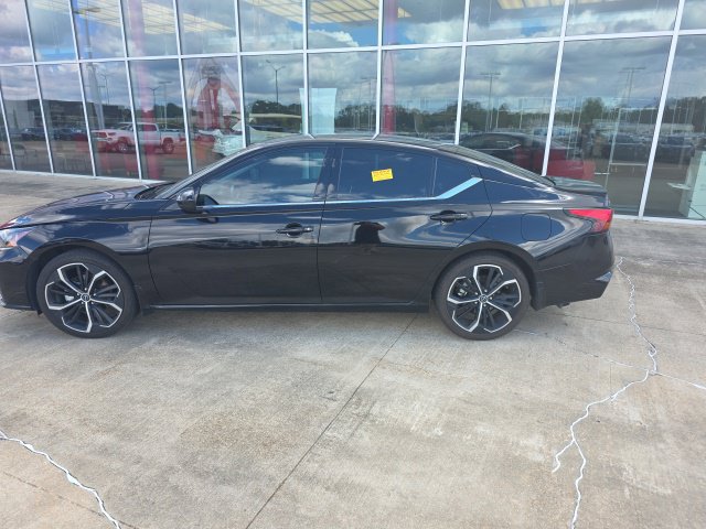 Used 2023 Nissan Altima 2.5 SR w/ SR Premium Package FWD image 2
