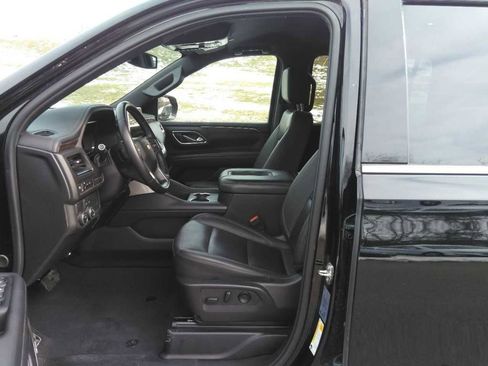 Used 2024 Chevrolet Suburban LT image 3