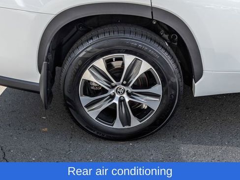 Used 2023 Toyota Highlander XLE AWD/4WD image 6