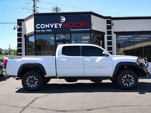 Used 2018 Toyota Tacoma TRD Off-Road AWD/4WD image 7