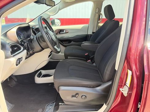 Used 2023 Chrysler Voyager LX FWD image 22