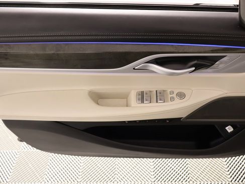 Used 2021 BMW 750i xDrive w/ Executive Package image 18