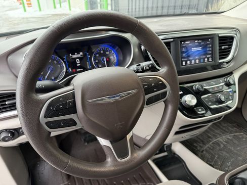 Used 2018 Chrysler Pacifica Touring Plus w/ Tire & Wheel Group image 8