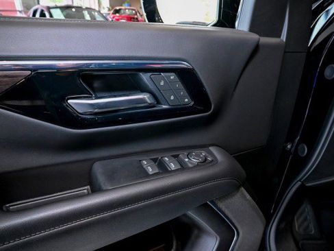 Used 2025 Chevrolet Suburban Z71 AWD/4WD image 17