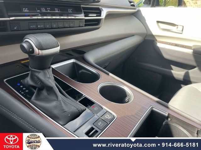 Used 2024 Toyota Sienna XLE w/ XLE Plus Package AWD/4WD image 31