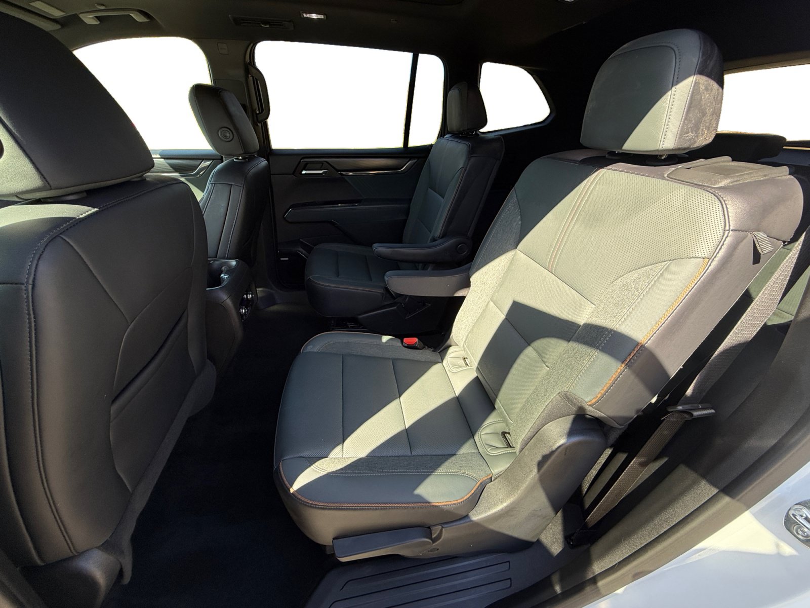Used 2025 GMC Acadia AT4 w/ Luxury Package AWD/4WD image 16