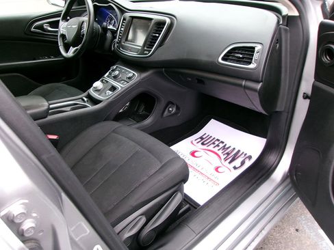 Used 2016 Chrysler 200 Limited w/ Convenience Group image 9