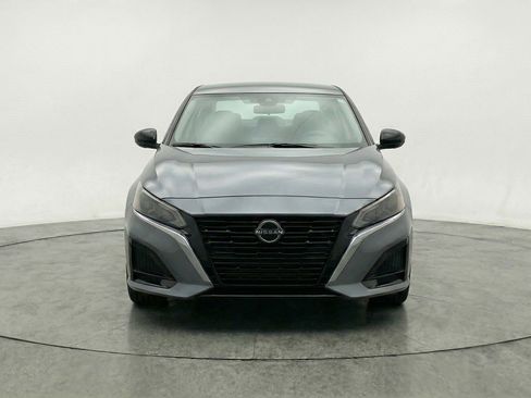Used 2025 Nissan Altima 2.5 SV FWD image 2