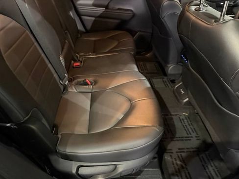 Used 2022 Toyota Highlander XLE AWD/4WD image 32