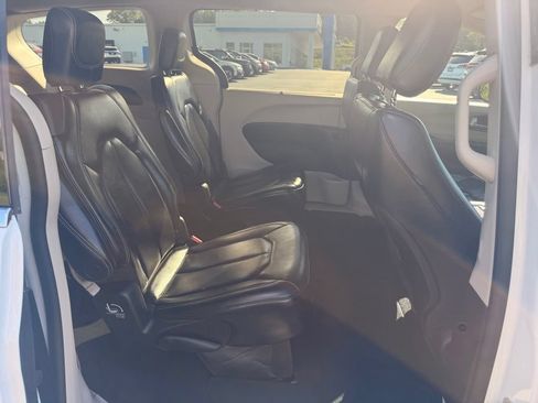 Used 2023 Chrysler Pacifica Touring-L FWD image 41