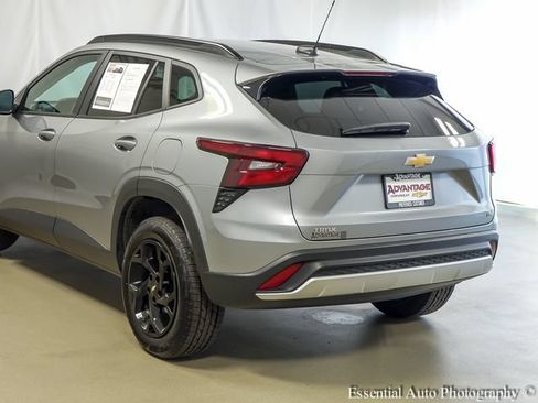 Used 2025 Chevrolet Trax LT FWD image 7