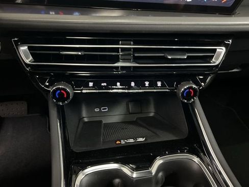 New 2026 Chevrolet Traverse LT w/ Sun and Wheel Package FWD image 18