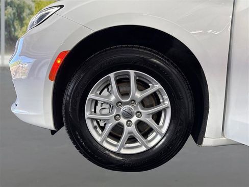 Used 2023 Chrysler Pacifica Touring-L FWD image 20