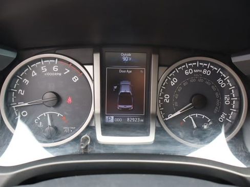 Used 2018 Toyota Tacoma SR5 RWD image 36