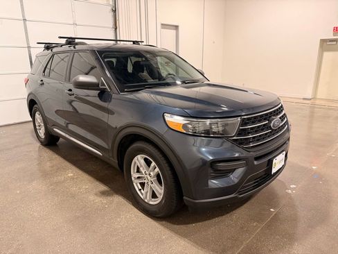 Used 2022 Ford Explorer XLT image 3